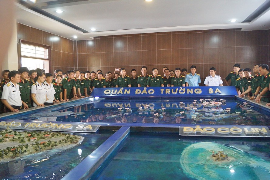 Các đại biểu về dự tập huấn tham quan mô hình quần đảo Trường Sa tại Lữ đoàn 146, Vùng 4 Hải quân