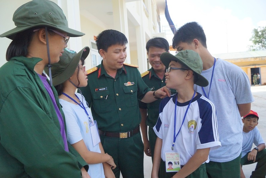 Trung tá Trần Viết Năng, Phó trưởng ban Thanh niên Quân đội trò chuyện với các học viên tham gia khóa "Học kỳ trong Quân đội" ở tỉnh Khánh Hòa