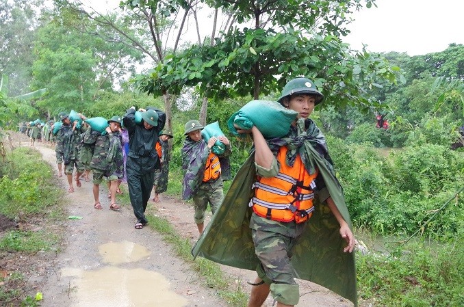 Cán bộ, chiến sỹ Bộ CHQS tỉnh Nghệ An tham gia cứu hộ đê sông Vinh sau cơn bão số 10, năm 2017