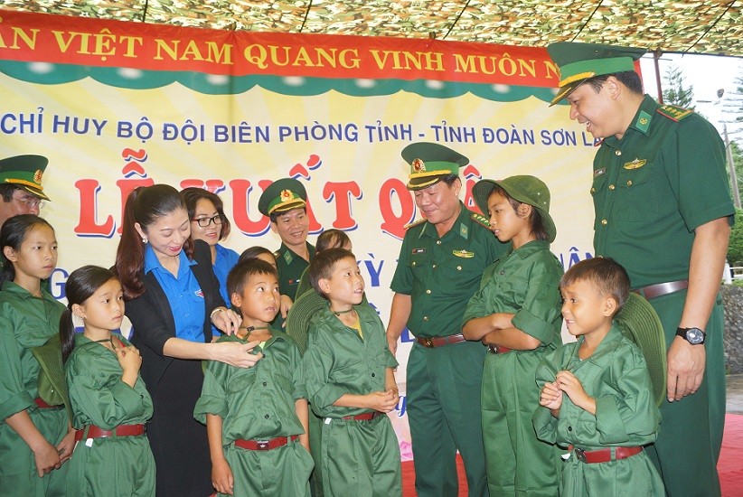 Lãnh đạo Cục Chính trị BĐBP, Bộ chỉ huy BĐBP và Tỉnh Đoàn Sơn La động viên các em nhỏ tại lễ xuất quân