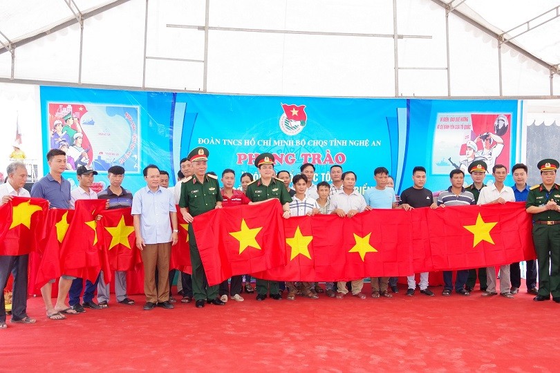 Lãnh đạo Quân khu 4 và Bộ Chỉ huy Quân sự tỉnh Nghệ An trao tặng cờ Tổ quốc cho ngư dân thị xã Cửa Lò
