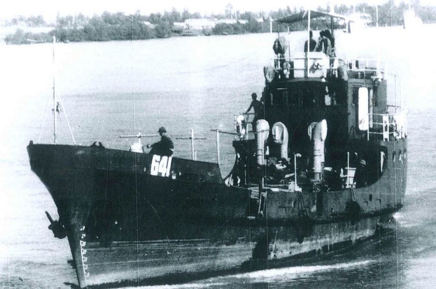Tàu 641 (sau này là HQ-671) trực sẵn sàng chiến đấu năm 1974.