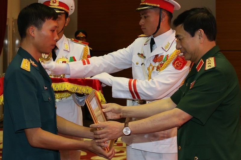 Thượng tướng Phan Văn Giang trao bằng khen cho sĩ quan cấp phân đội trình độ đại học tốt nghiệp thủ khoa xuất sắc