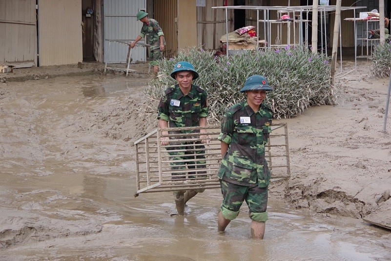 Cán bộ, học viên Trường Quân sự tỉnh Nghệ An giúp Trường Dân tộc nội trú huyện Con Cuông vận chuyển cơ sở vật chất ra khỏi khu vực ngập lụt