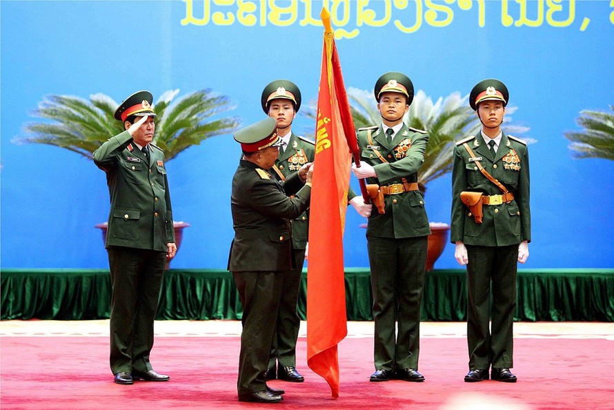 Thượng tướng Chăn-sạ-mỏn Chăn-nha-lạt trao tặng Huân chương của Nhà nước Lào cho Tổng cục Chính trị QĐND Việt Nam