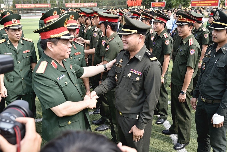 Thượng tướng Nguyễn Trọng Nghĩa và lãnh đạo Học viện Chính trị trò chuyện với học viên Quân đội Lào và Campuchia đang học tập tại học viện 