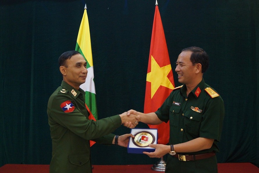 Trưởng đoàn Sĩ quan trẻ Việt Nam trao tặng biểu trưng Thanh niên QĐND Việt Nam cho Trưởng đoàn Sĩ quan trẻ Myanmar