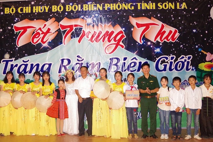 Đại tá Vũ Đức Tú, Phó Chính ủy BĐBP Sơn La trao quà cho các em nhỏ Mường Cai trong ngày tết thiếu nhi 2018