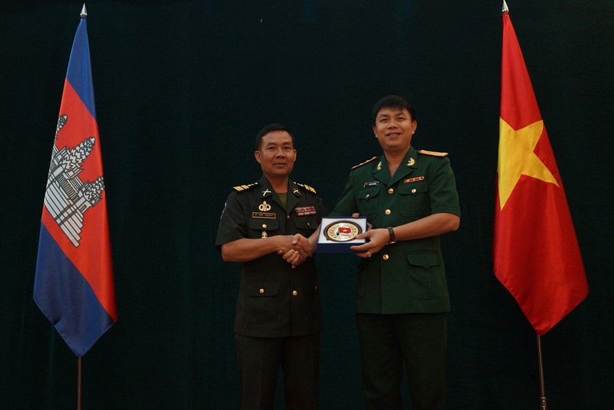 Trung tá Trần Viết Năng trao tặng đại tá Thoy Vanhan biểu trưng Thanh niên QĐND Việt Nam 