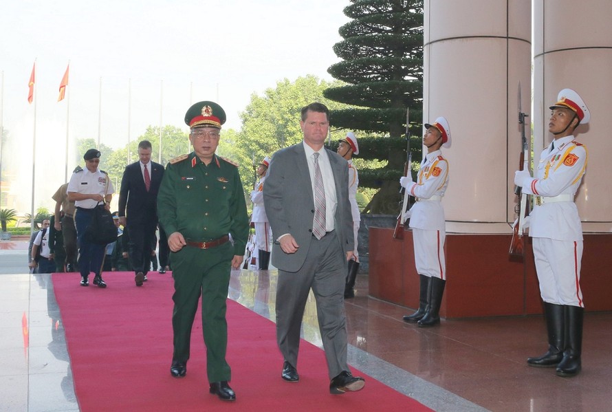 Thứ trưởng Quốc phòng Việt Nam Nguyễn Chí Vịnh và Trợ lý Bộ trưởng Quốc phòng Hoa Kỳ phụ trách các vấn đề Châu Á - Thái Bình Dương Randall Schriver cùng chủ trì Đối thoại 