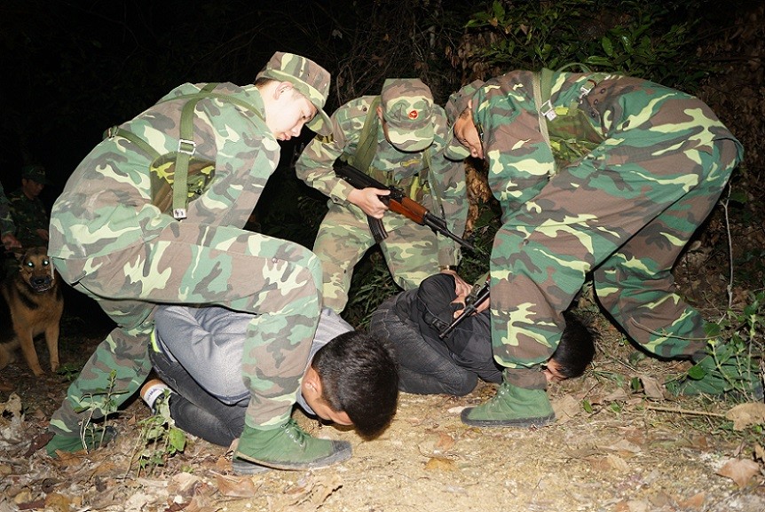 BĐBP Lạng Sơn bắt tội phạm buôn lậu trên biên giới. Ảnh: Nguyễn Minh