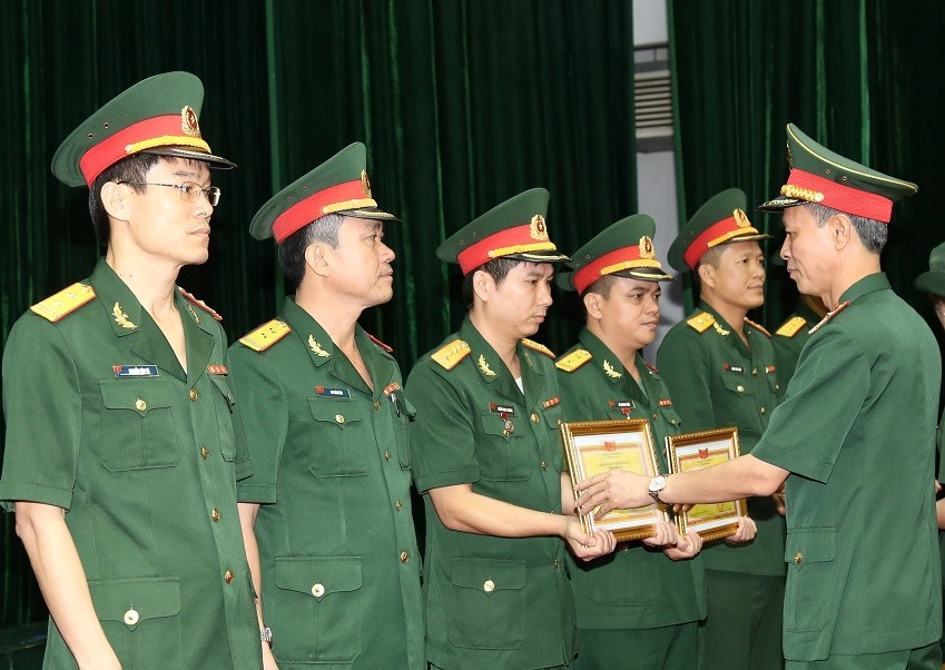 Lãnh đạo Học viện Kỹ thuật Quân sự trao thưởng cho các đơn vị có thành tích xuất sắc trong phong trào Thi đua Quyết thắng năm học 2017-2018