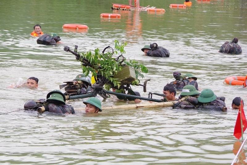 Phân đội súng máy phòng không 12,7mm thực hành vượt sông. Ảnh: Phong Quang