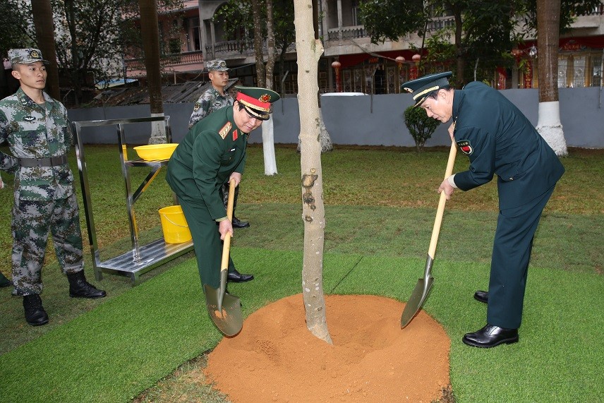 Bộ trưởng Quốc phòng Việt - Trung trồng cây lưu niệm tại Đại đội Biên phòng thị trấn Thủy Khẩu (Quảng Tây, Trung Quốc) 