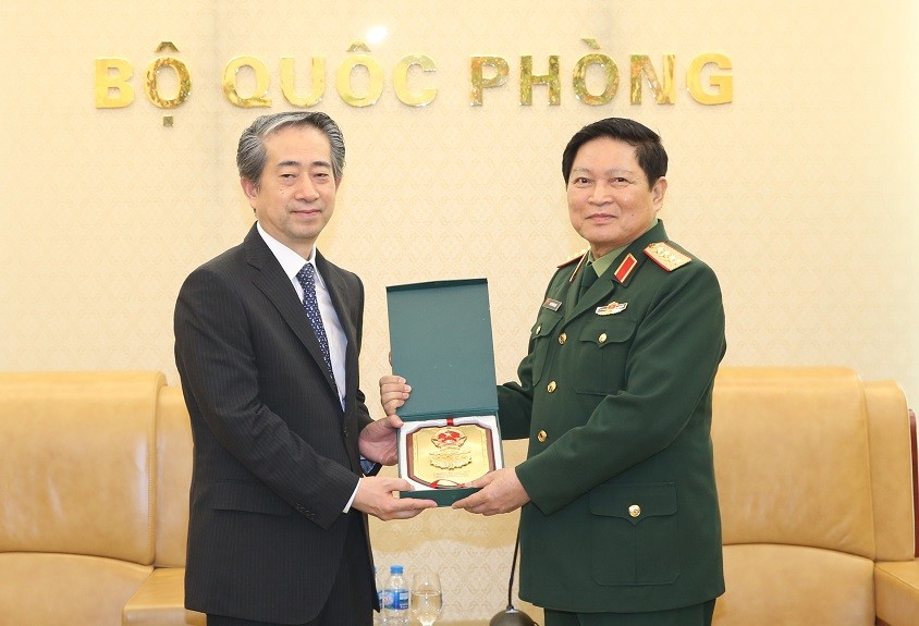 Đại tướng Ngô Xuân Lịch trao biểu tượng Bộ Quốc phòng tặng Đại sứ Hùng Ba