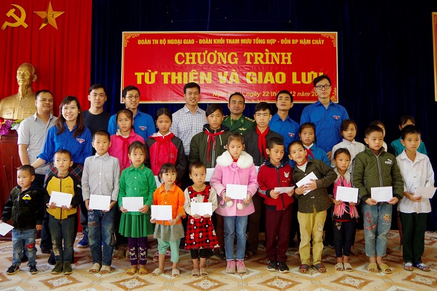 Đoàn thanh niên Bộ Ngoại giao tặng quà cho học sinh nghèo vượt khó ở Nậm Chẩy