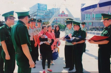 BĐBP Lào Cai tiếp nhận nạn nhân bị lừa bán do Công an Biên phòng Trung Quốc trao trả. Ảnh: BĐBP