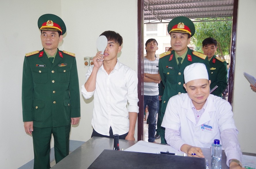 Đại tá Trần Văn Hùng, Chỉ huy trưởng Bộ CHQS tỉnh Nghệ An kiểm tra khám tuyển sức khỏe nghĩa vụ quân sự năm 2019 tại huyện Nghi Lộc