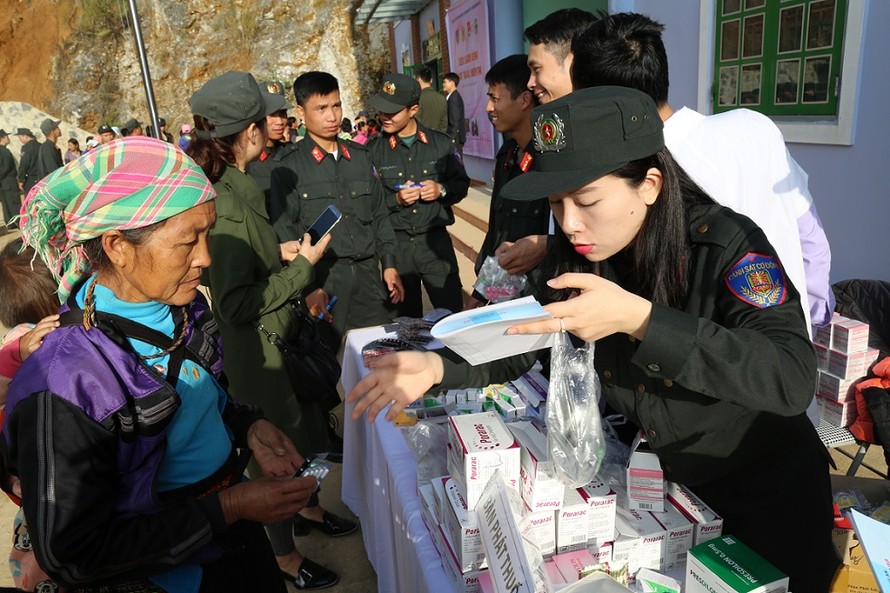 Đoàn viên thanh niên Cảnh sát cơ động cấp phát thuốc cho bà con ở huyện Bắc Yên
