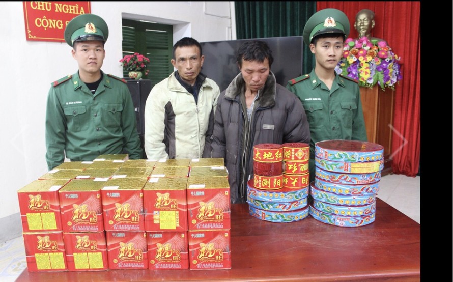 Biên phòng Quảng Ninh bắt 2 gã đàn ông lên biên giới mua pháo lậu