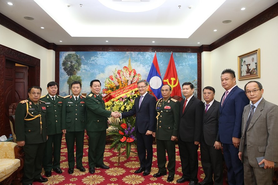 Thượng tướng Nguyễn Trọng Nghĩa tặng hoa chúc mừng Đại sứ Thongsavanh Phomvihane
