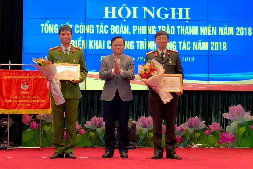 Bí thư thường trực T.Ư Đoàn Nguyễn Anh Tuấn trao tặng Kỷ niệm chương Vì thế hệ trẻ cho các cá nhân trong lực lượng CAND