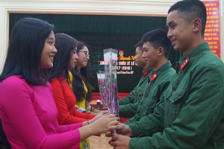 Nữ sinh trường THPT Lê Chân (Đông Triều, Quảng Ninh) - đơn vị kết nghĩa với Lữ đoàn 405 tặng hoa chia tay các chiến sĩ chuẩn bị kết thúc 2 năm thực hiện nghĩa vụ quân sự