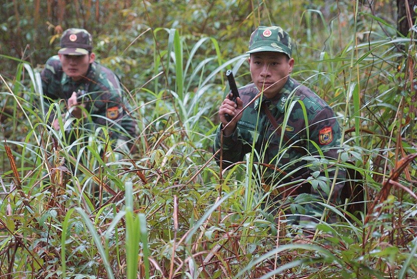 Đội Vũ trang Đồn Biên phòng cửa khẩu Chi Ma (BĐBP Lạng Sơn) mật phục đánh bắt tội phạm trên biên giới. Ảnh: Nguyễn Minh