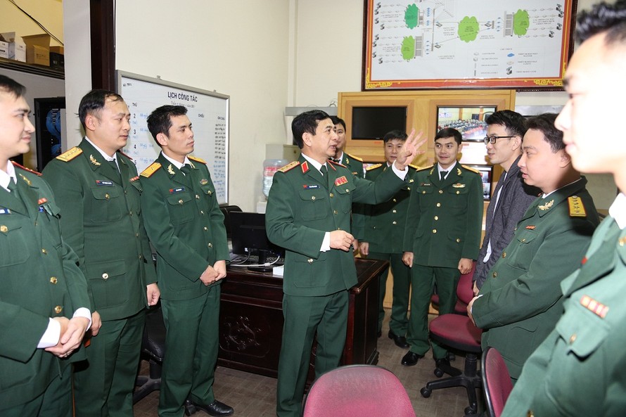 Thượng tướng Phan Văn Giang kiểm tra, động viên, chúc Tết lực lượng làm nhiệm vụ tại Sở Chỉ huy Bộ Quốc phòng, sáng mùng 1 Tết