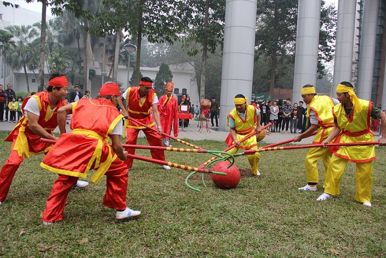 Trò chơi dân gian cầu móc của người Việt ở Bắc Giang. Ảnh: BTDTH