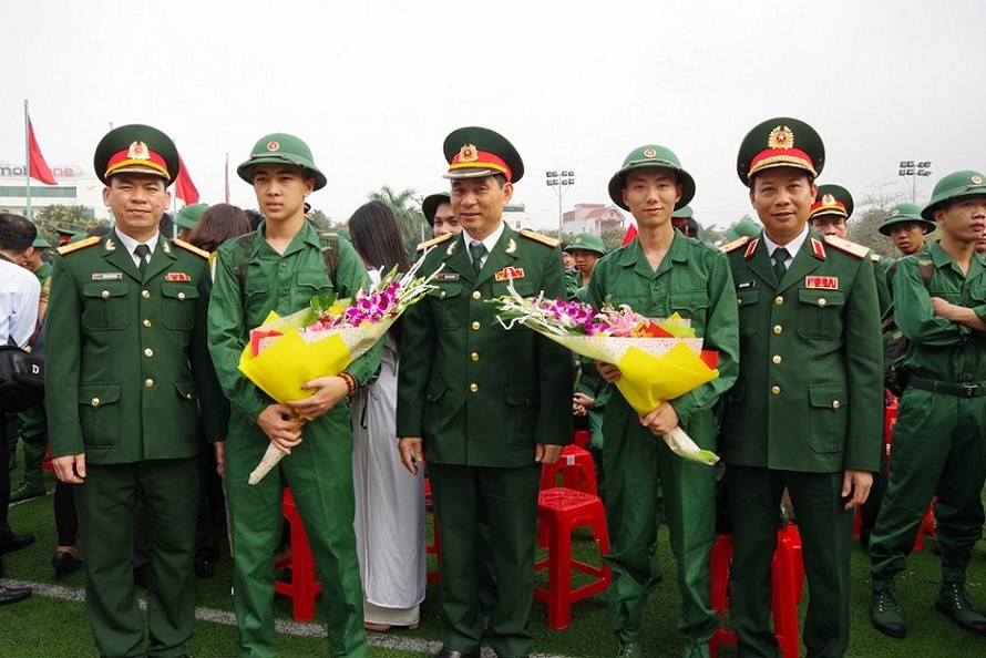 Thiếu tướng Trần Võ Dũng, Chính ủy Quân khu 4 và Đại tá Trần Văn Hùng, Chỉ huy trưởng Bộ CHQS tỉnh Nghệ An động viên thanh niên thành phố Vinh lên đường nhập ngũ