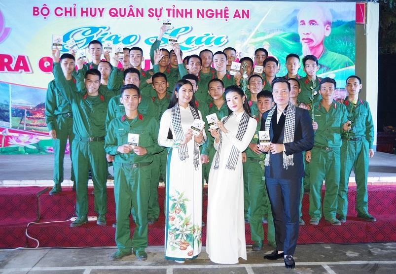 Hoa hậu Ngọc Hân, Á hậu Huyền My và ca sĩ Lê Xuân Hảo tặng sách và chụp ảnh lưu niệm với các chiến sĩ mới Trung đoàn 764