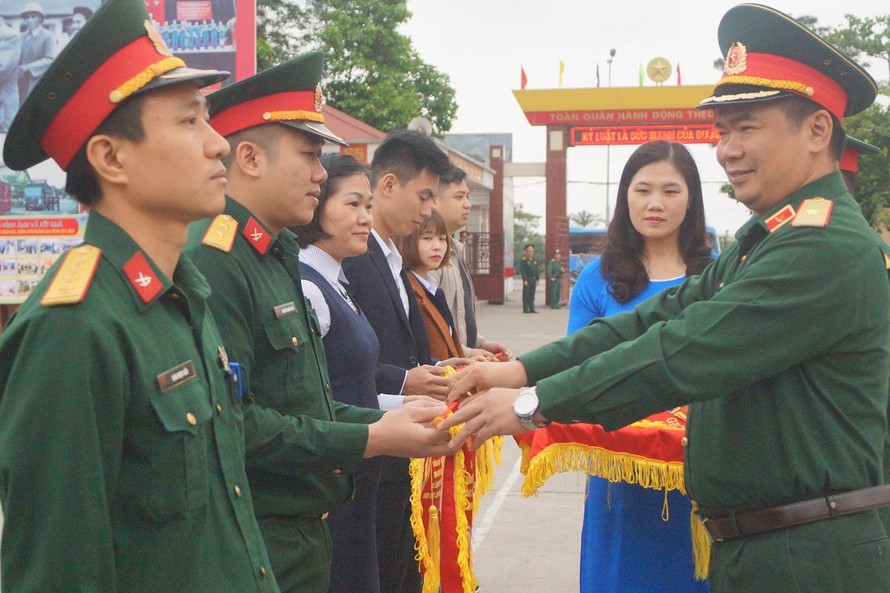 Thiếu tướng Vũ Bá Trung, Phó Chính ủy Tổng cục Hậu cần tặng Cờ lưu niệm cho đại diện các đơn vị tham gia giao lưu 