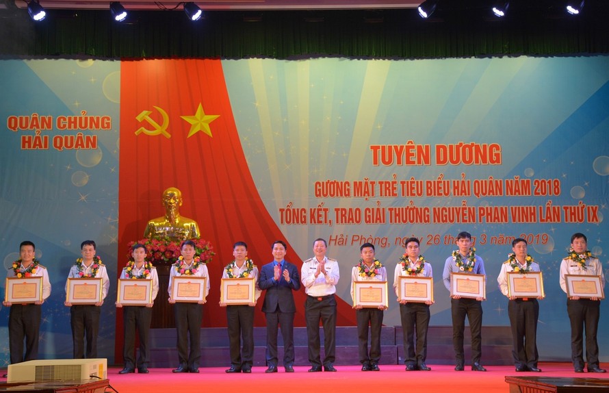 Đồng chí Nguyễn Ngọc Lương và Chuẩn Đô đốc Đặng Minh Hải trao Danh hiệu “Gương mặt trẻ tiêu biểu” Hải quân năm 2018 cho 10 cá nhân 