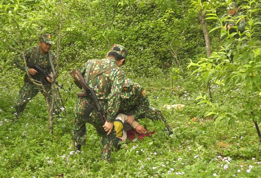 Lực lượng biên phòng Lào Cai bắt giữ đối tượng Ly Seo Ca trên khu vực biên giới