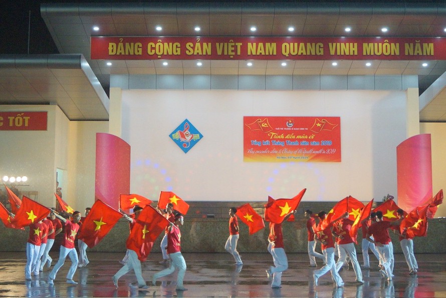 ĐVTN nhà trường và đơn vị kết nghĩa trình diễn múa cờ tại lễ tổng kết