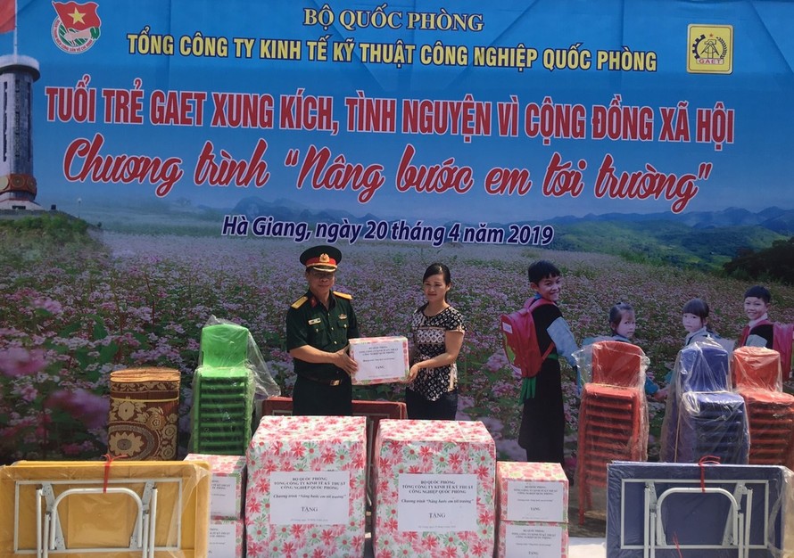 Ban tổ chức chương trình tặng sách,đồ dùng học tập, chiếu, thảm nằm cho học sinh 2 điểm trường Nà Sáng và Khuổi Kẹn thuộc xã Minh Sơn, Bắc Mê, Hà Giang