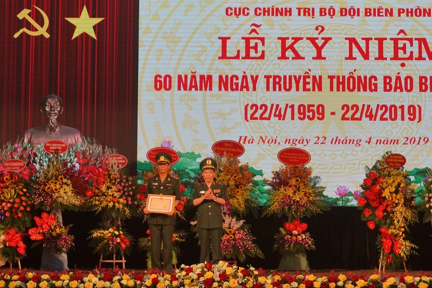 Thiếu tướng Đỗ Danh Vượng, Chính ủy BĐBP trao Bằng khen của Bộ Tư lệnh BĐBP tặng Báo Biên phòng tại lễ kỷ niệm