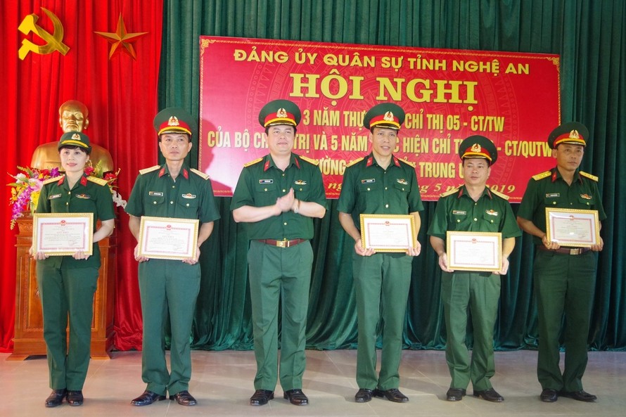  Thượng tá Thái Đức Hạnh,, Chính ủy Bộ CHQS tỉnh Nghệ An trao Giấy khen cho 5 tập thể có thành tích xuất sắc trong thực hiện Chỉ thị 05 giai đoạn 2016-2019 