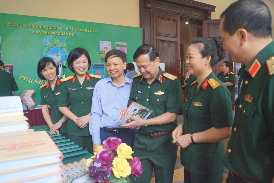 Các đại biểu tham dự toạ đàm tham quan khu trưng bày các ấn phẩm tuyên truyền về bình đẳng giới trong Quân đội