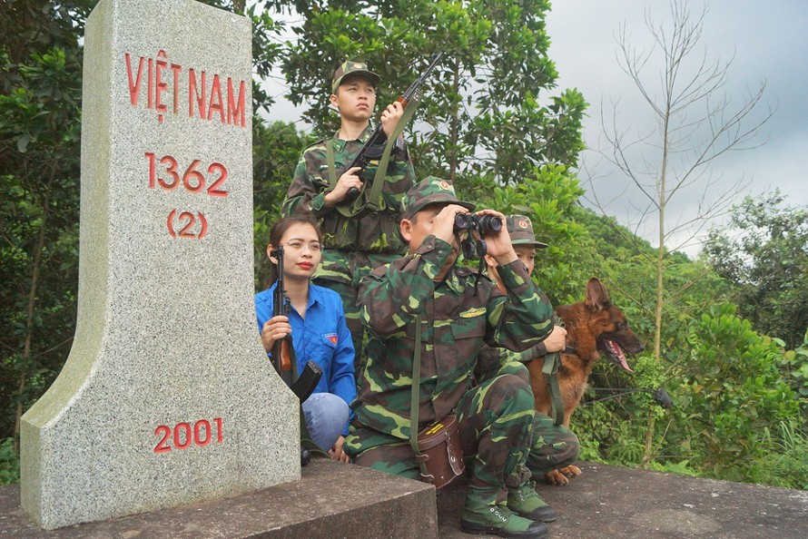 Cán bộ, chiến sĩ Đồn Biên phòng Bắc Sơn và ĐVTN địa phương bên cột mốc chủ quyền