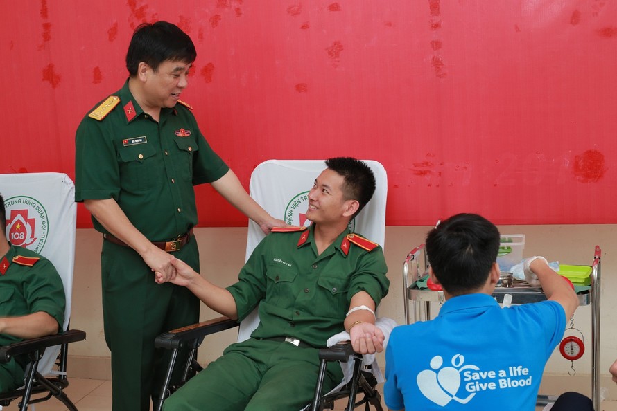 Lãnh đạo Trường Sĩ quan Chính trị thăm hỏi, động viên ĐVTN tham gia hiến máu 