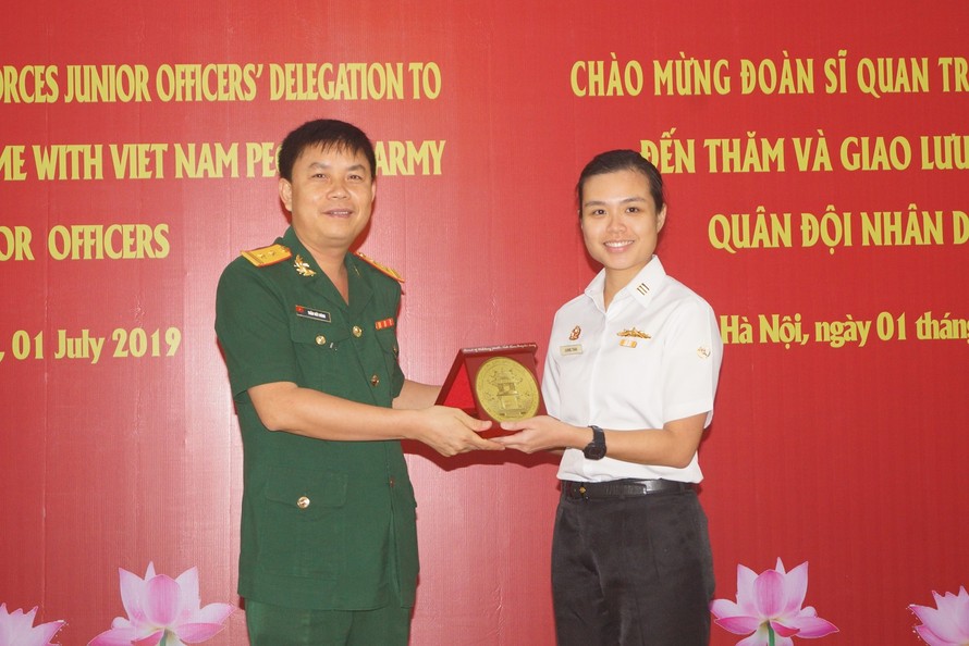 Trưởng đoàn Sĩ quan trẻ Việt Nam tặng quà lưu niệm cho thành viên đoàn sĩ quan trẻ Singapore sang Việt Nam giao lưu, chiều 1/7