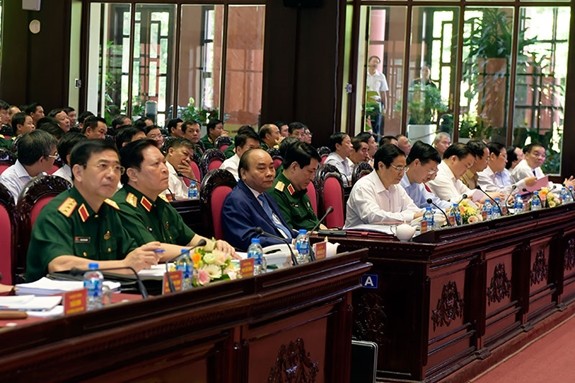 Thủ tướng Nguyễn Xuân Phúc trao đổi với các đại biểu dự hội nghị, sáng 8/7. Ảnh: Chinhphu.vn