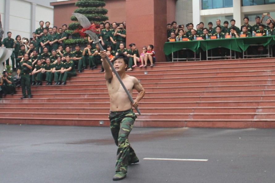 Trung tá Trần Trí Dũng biểu diễn bài võ Siêu xung thiên. Ảnh: PV