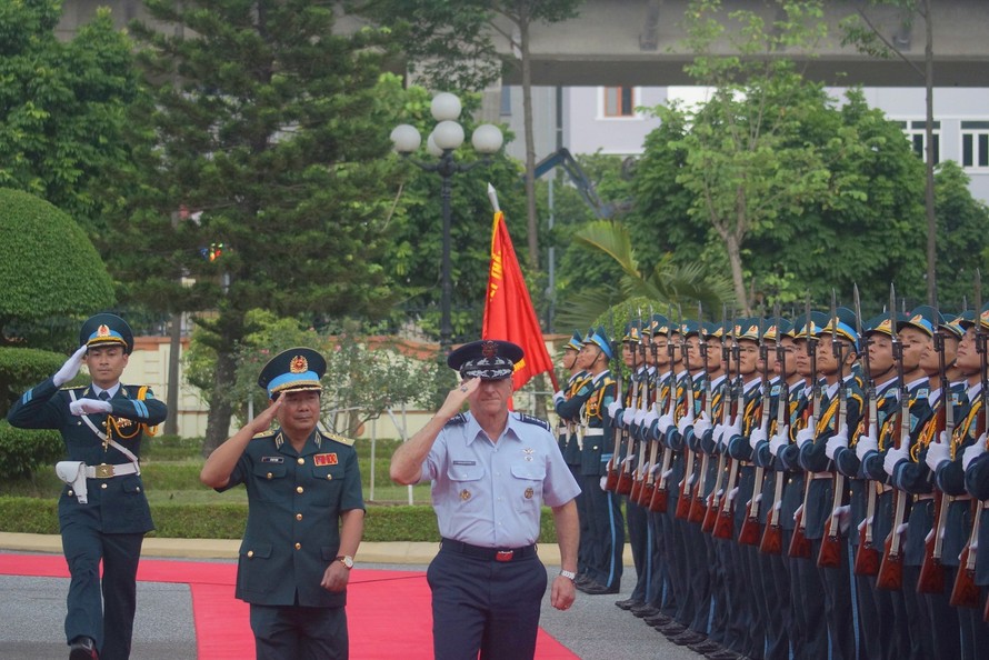 Tư lệnh Không quân Việt Nam và Mỹ duyệt đội danh dự PK-KQ, chiều 19/8. Ảnh: Nguyễn Minh 