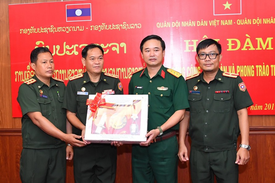 Tùy viên Quốc phòng Lào tại Việt Nam và đại biểu lãnh đạo đoàn sĩ quan trẻ Lào trao tặng quà lưu niệm cho lãnh đạo Ban Thanh niên Quân đội 