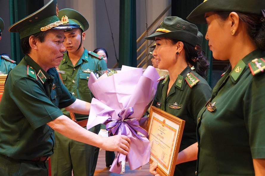 Thiếu tướng Đỗ Danh Vượng, Chính uỷ BĐBP trao thưởng cho các đơn vị xuất sắc tham dự liên hoan
