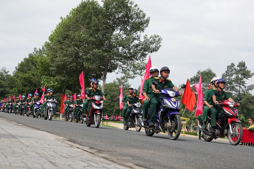 Hàng trăm ĐVTN Quân đội, Công an và tuổi trẻ tỉnh Đồng Nai đã cùng tuần hành cổ động văn hóa giao thông trong sáng 27/9