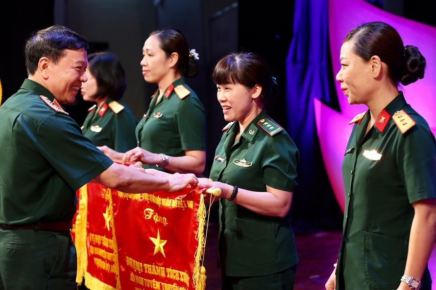 Trung tướng Lê Hiền Vân, Phó Chủ nhiệm Tổng cục Chính trị QĐND Việt Nam trao tặng Cờ cho 7 đơn vị xuất sắc